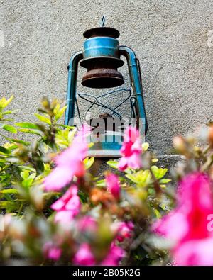 Alte Gaslampe in einem Garten Stockfoto