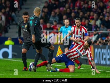 Atletico de Madrids Vitolo Machin und Liverpools FC Fabinho Tavares sind während des UEFA Champions League-Spiels im Einsatz, Runde 16 im Hinspiel zwischen Atletico de Madrid und dem FC Liverpool im Wanda Metropolitano Stadium in Madrid.(Endstand; Atletico de Madrid 1:0 Liverpool FC) Stockfoto