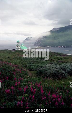 USA, ALASKA, KODIAK-INSEL KARLUK, ALTE RUSSISCH-ORTHODOXE KIRCHE MIT FEUERKRAUT IM VORDERGRUND Stockfoto