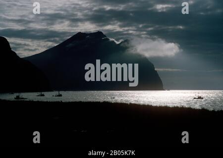 USA, ALASKA, KODIAK-INSELKÜSTE BEI KARLUK MIT FISCHTRAWLERN SILHOUETTE Stockfoto