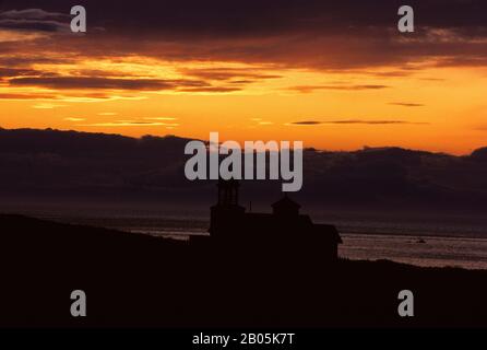 USA, ALASKA, KODIAK-INSEL, KARLUK, SILHOUETTE DER ALTEN RUSSISCH-ORTHODOXEN KIRCHE BEI SONNENUNTERGANG Stockfoto