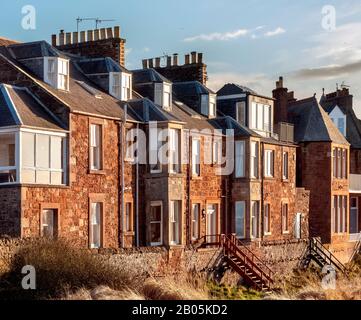 Häuser in der Nähe des Strandes in North Berwick, East Lothian, Schottland, Großbritannien. Stockfoto