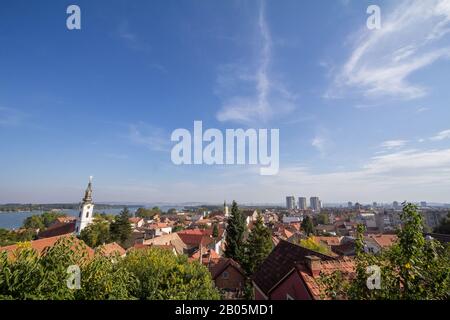 Blick auf den Bezirk Zemun, von der Panoramalage von Gardos aus, in Belgrad, Serbien, an einem sonnigen Nachmittag, mit der Donau und ch Stockfoto