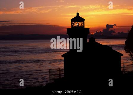 USA, WASHINGTON, INSEL SAN JUAN, KALKOFEN POINT, LEUCHTTURM, SONNENUNTERGANG ÜBER DER HARO STRAIT Stockfoto