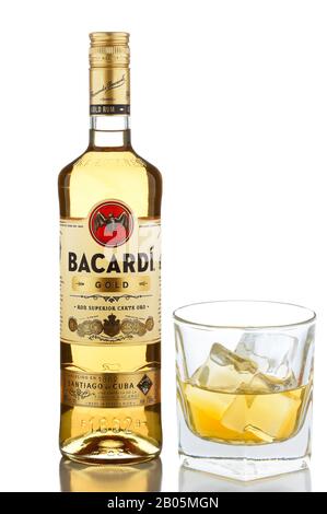 Irvine, KALIFORNIEN - DEC 28, 2018: Eine 750-ml-Flasche Bacardi Gold Rum mit Glas und Eis. Stockfoto