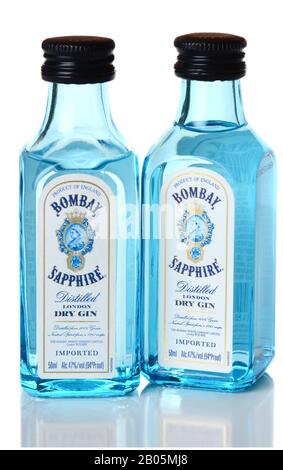 Irvine, CA - 15. JANUAR 2015: Bombay Sapphire Gin. Sein Geschmack kommt von einem Rezept aus Mandel, Zitronenschale, Lakritze, Wacholderbeeren, Orriswurzel, ange Stockfoto