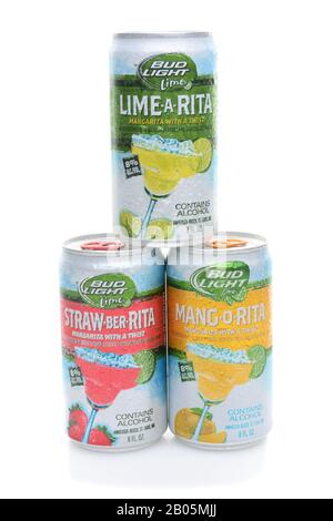 Irvine, CA - 16. JUNI 2014: Knospe Light Margarita With A Twist Cans. Zu den aromatisierten Biersorten gehören Limes-A-Rita, Straw-Beer-Rita, Mang-O-Rita. Stockfoto