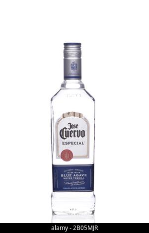 Irvine, KALIFORNIEN - 23. MAI 2018: Eine Flasche Jose Cuervo Blue Agave Silver Tequila. Cuervo ist einer der beliebtesten Tequilas der Welt. Stockfoto