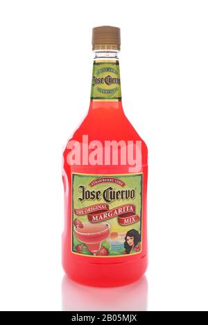 Irvine, KALIFORNIEN - 13. JANUAR 2017: Jose Cuervo Strawberry Margarita Mix. Jose Cuervo ist der Produzent des meistverkauften Tequilas der Welt. Stockfoto