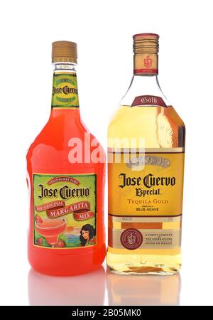 Irvine, KALIFORNIEN - 13. JANUAR 2017: Jose Cuervo Tequila und Strawberry Margarita Mix. Cuervo ist der meistverkaufte Tequila der Welt. Stockfoto