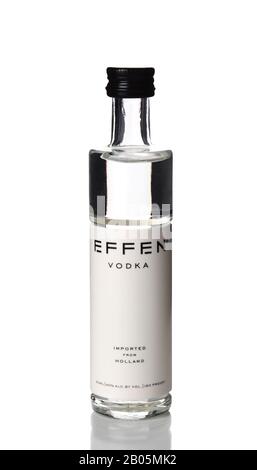 Irvine, CA - 15. JANUAR 2015: Eine Flasche Effen Vodka. Effen besteht aus hochwertigem Weizenanbau aus Nordholland und wird fünfmal gefiltert. Stockfoto