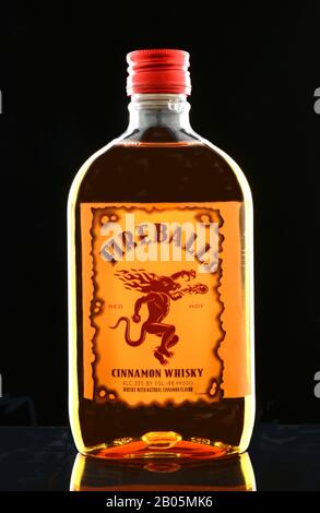 Irvine, CA - 15. JANUAR 2015: Eine Flasche Fireball Cinnamon Whiskey. Ein Likör auf Whiskybasis mit Zimt, hergestellt von der Sazerac Company in Cana Stockfoto