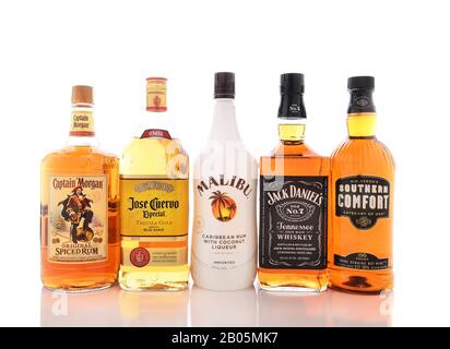 Irvine, KALIFORNIEN - 13. JANUAR 2017: Fünf Beliebte Alkoholmarken, Kapitän Morgan, Southern Comfort, Jack Daniels, Malibu, Jose Cuervo. Stockfoto