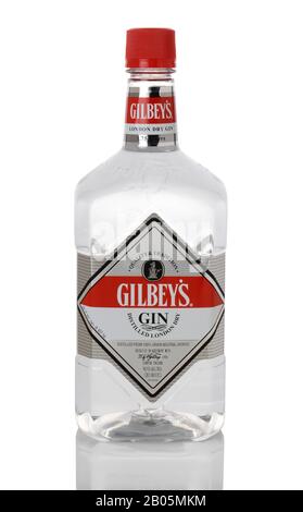 Irvine, CA - 15. JANUAR 2015: Eine 1,75-Liter-Flasche Gilbeys London Dry Gin. Gilbeys wird aus 100 % körnigen neutralen Spirituosen destilliert. Stockfoto