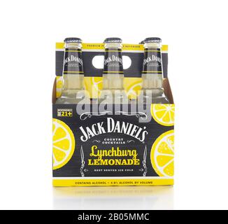 Irvine, KALIFORNIEN - 16. NOVEMBER 2016: Eine 6-er Packung Jack Daniels Lynchburg Lemonade. Ein Cocktail aus Triple Sec, Whiskey, Sour Mix und Lemon Lime Stockfoto