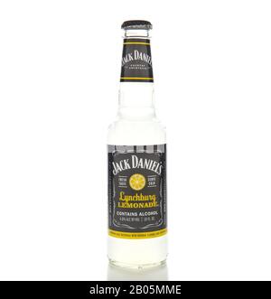 Irvine, KALIFORNIEN - 16. NOVEMBER 2016: Eine Flasche Jack Daniels Lynchburg Lemonade. Ein Cocktail aus Triple Sec, Whiskey, Sour Mix und Lemon Lime Stockfoto