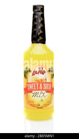 Irvine, KALIFORNIEN - 16. JULI 2014: Eine Flasche La Paz Sweet & Sour Mix. La Paz Produkte haben hochwertige Cocktailmischungen in Brea, CA, Sinc hergestellt Stockfoto