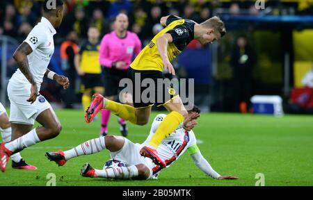 Erling Haaland (BVB) und Thiago Silva (PSG) wetteifern beim UEFA Champions League-Fußballspiel Borussia Dortmund gegen Paris St. Germain um den Ball Stockfoto