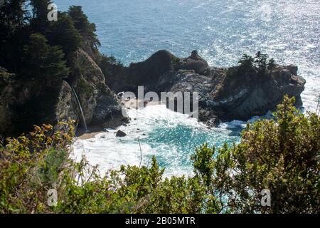 McWay Falls ist ein Wasserfall in Big Sur, CA, der sich in den Pazifischen Ozean einlässt. Es zieht viele Touristen an. Stockfoto