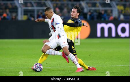 Beim UEFA Champions League-Fußballspiel Borussia Dortmund gegen Paris St. Germain wetteifern Kylian Mappe (PSG) und Mats Hummels (BVB) um den Ball Stockfoto