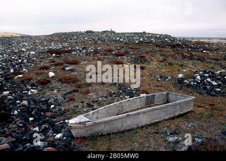 KANADA, NW-GEBIETE, HUDSON BAY, MARBLE ISLAND,/DEADMAN ISLAND, ALTES SCHLAUCHBOOT Stockfoto