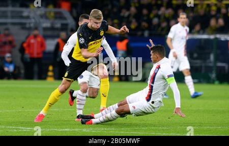 Erling Haaland (BVB) und Thiago Silva (PSG) wetteifern beim UEFA Champions League-Fußballspiel Borussia Dortmund gegen Paris St. Germain um den Ball Stockfoto