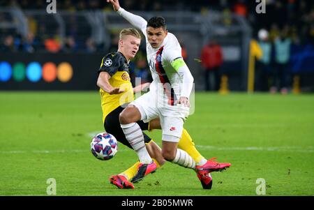 Erling Haaland (BVB) und Thiago Silva (PSG) wetteifern beim UEFA Champions League-Fußballspiel Borussia Dortmund gegen Paris St. Germain um den Ball Stockfoto