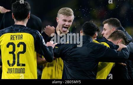 Erling Haaland (BVB) feiert mit Teamkollegen nach dem UEFA Champions League-Fußballspiel Borussia Dortmund gegen Paris St. Germain Stockfoto