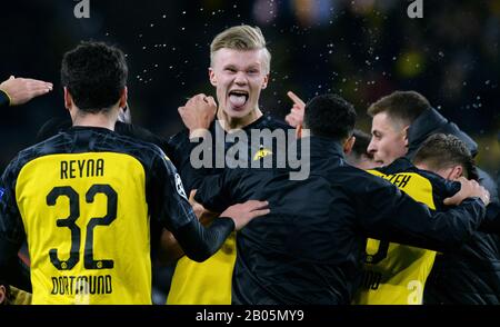 Erling Haaland (BVB) feiert mit Teamkollegen nach dem UEFA Champions League-Fußballspiel Borussia Dortmund gegen Paris St. Germain Stockfoto