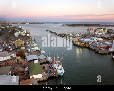 Luftansicht des aommerzialen Fischereihafens in Ocean City Maryland bei Sonnenuntergang. Stockfoto