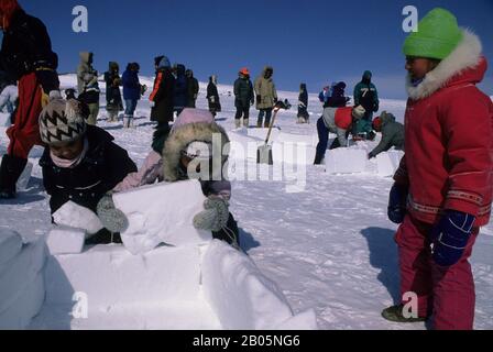 KANADA, NUNAVUT, IQALUIT, TOONIK TYME FESTIVAL, IGLU-BAUWETTBEWERB FÜR KINDER Stockfoto