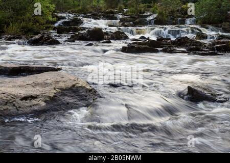 Schöne Dochart fällt in Killin Schottland mit vielen Felsen und niedrigem Fluss im Fluss im Herbst Stockfoto