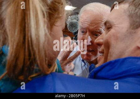 Während eines Wahlkampfs in New Hampshire reagiert der ehemalige US-Vizepräsident Joe Biden auf ein Mädchen, das ihm erzählt, dass sie drei Jahre alt ist. Stockfoto