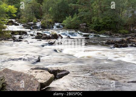 Schöne Dochart fällt in Killin Schottland mit vielen Felsen und niedrigem Fluss im Fluss im Herbst Stockfoto