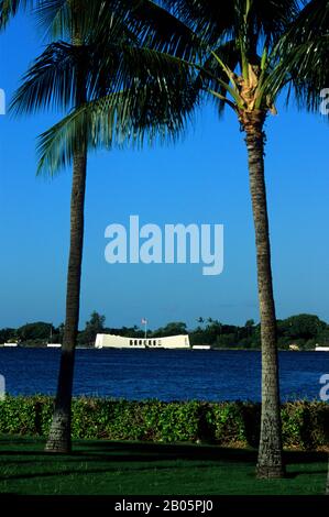 USA, HAWAII, OAHU, PEARL HARBOR, BLICK AUF DAS USS ARIZONA MEMORIAL VOM BESUCHERZENTRUM Stockfoto