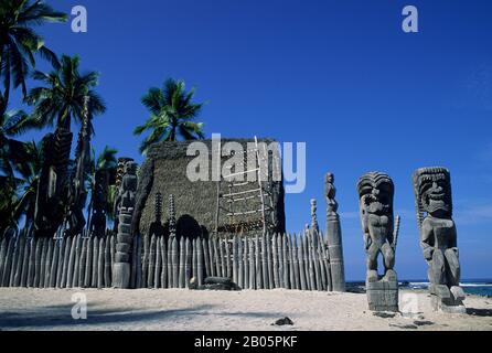 USA, HAWAII, GROSSE INSEL, NATIONALE HIST. PARK, PU'UHONUA O HONAUNAU, ZUFLUCHTSORT, TEMPEL, STATUEN Stockfoto