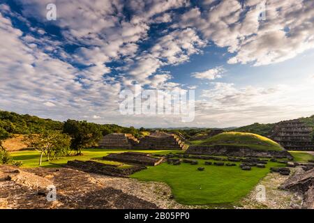 Abendansicht von El Tajin, der wichtigsten archäologischen Stätte im Nordosten Mesoamerikas, Maya-Ruinen, Veracruz, Mexiko, Mittelamerika Stockfoto