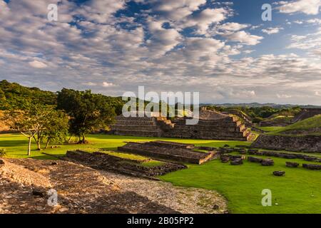 Abendansicht von El Tajin, der wichtigsten archäologischen Stätte im Nordosten Mesoamerikas, Maya-Ruinen, Veracruz, Mexiko, Mittelamerika Stockfoto