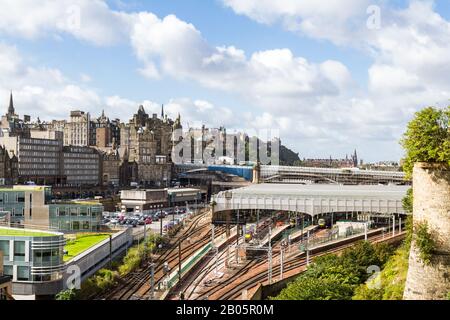 Edinburgh Scotland - 13. September 2019: Blick auf Edinburgh Waverley aus dem Osten, Edinburgh UK 13. September 2019 Stockfoto