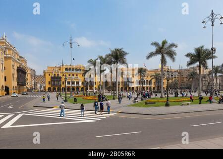 Die Plaza de Armas (Plaza Mayor) in Lima, Peru, ist ein lebendiger und vielbeschäftigter Ort, der einige schöne spanische Kolonialarchitektur zeigt. Stockfoto