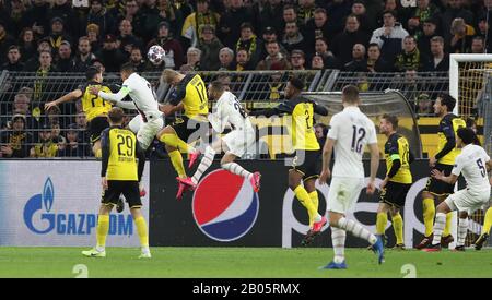 Dortmund, Deutschland. Februar 2020. Firo: 18.02.2020 Fuvuball, Fußball: UEFA Champions League, CL Saison 2019/2020 Runde 16, Hinspiel BVB Borussia Dortmund - PSG Paris St. Germain 2: 1 Torschuss, Torchance, Chance, Schuss, Torchance, in der Nachsaison Kopfzeile, Duell, Kopfkampf, PSG Thiago Silva, BVB Emre Can, BVB Dan-Axel Zagadou, BVB Erling Hv • Land, Haland, Haaland, Nutzung Worldwide Credit: Dpa/Alamy Live News Stockfoto