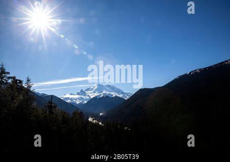 WA17175-00...WASHINGTON - Mount Rainier bei einer Wahlbeteiligung am Highway 410 im Mount Rainier National Park. Stockfoto