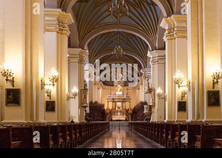 Ein schöner Blick auf den Mittelgang der Kathedrale von Lima der Basilika, der seine Eleganz und sein Ausmaß zeigt. Stockfoto