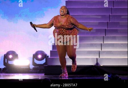 Lizzo trat auf der Bühne bei den Brit Awards 2020 in der O2 Arena, London auf. Stockfoto