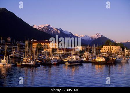 USA, ALASKA, INSIDE PASSAGE, BARANOF ISLAND, BLICK AUF SITKA Stockfoto