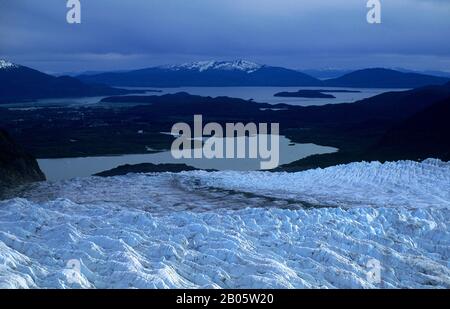 USA, ALASKA, IN DER NÄHE VON JUNEAU, LUFTANSICHT DES MENDENHALL-GLETSCHERS Stockfoto