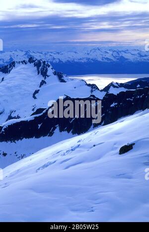 USA, ALASKA, IN DER NÄHE VON JUNEAU, LUFTANSICHT DES MENDENHALL-GLETSCHERS Stockfoto