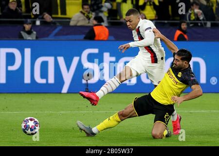 Dortmund, Deutschland. Februar 2020. Kylian Mbappe (L) von Paris Saint-Germain Vies mit Emre Can von Dortmund während der UEFA Champions League-Runde von 16 Hinspiel zwischen Borussia Dortmund und Paris Saint-Germain in Dortmund am 18. Februar 2020. Credit: Joachim Bywaletz/Xinhua/Alamy Live News Stockfoto