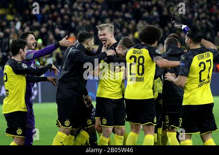 Dortmund, Deutschland. Februar 2020. Die Dortmunder feiern nach der UEFA Champions League-Runde im 16. Hinspiel zwischen Borussia Dortmund und Paris Saint-Germain in Dortmund am 18. Februar 2020. Credit: Joachim Bywaletz/Xinhua/Alamy Live News Stockfoto