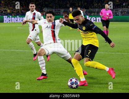 Dortmund, Deutschland. Februar 2020. Marquinhos (L) von Paris Saint-Germain vies mit Jadon Sancho von Dortmund während der UEFA Champions League-Runde 16 Hinspiel zwischen Borussia Dortmund und Paris Saint-Germain in Dortmund am 18. Februar 2020. Credit: Joachim Bywaletz/Xinhua/Alamy Live News Stockfoto